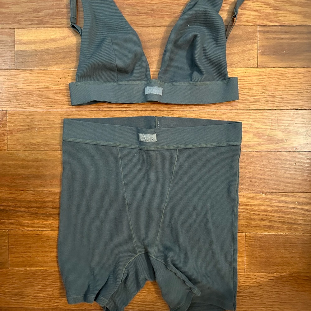 skims boxer m and bra l matching set